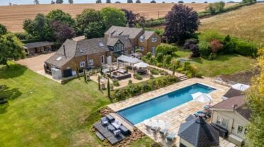 Beggars’ Barn, Oxfordshire – Brick country house with heated swimming pool and manicured grounds surrounded by farmland.